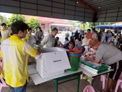 LINE_ALBUM_รับอุปกรณ์เลือกตั้งฯ วัน ที่ 10568_250510_2.jpg - การรับอุปกรณ์เลือกตั้งฯ  เทศบาลตำบลสันป่าตอง | https://www.sanpatong.go.th
